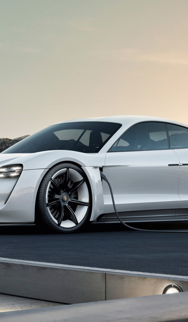 Белый спортивный автомобиль Porsche Mission E Concept