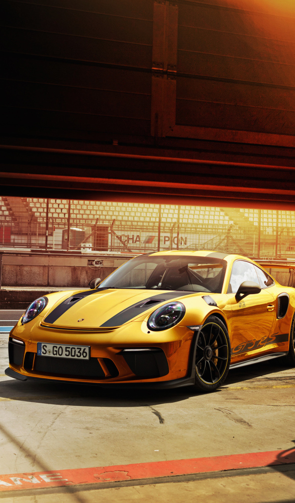 Желтый автомобиль Porsche 911 GT3 RS, 2018 года