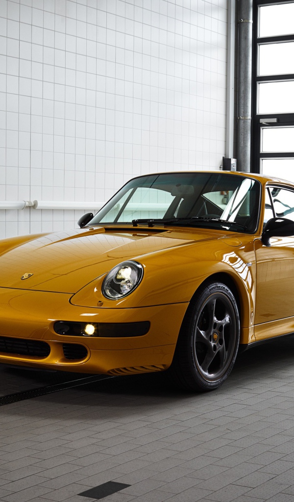 Желтый Porsche 911 Turbo Classic Series, 2018 года в гараже