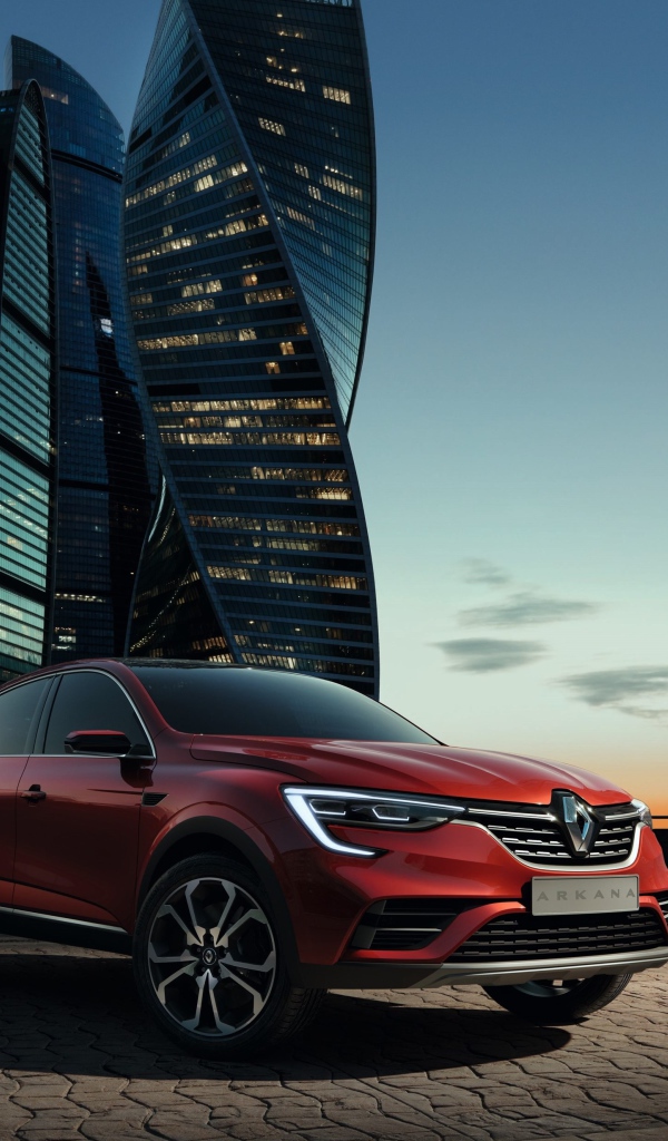 Внедорожник Renault Arkana, 2019 на фоне мегаполиса