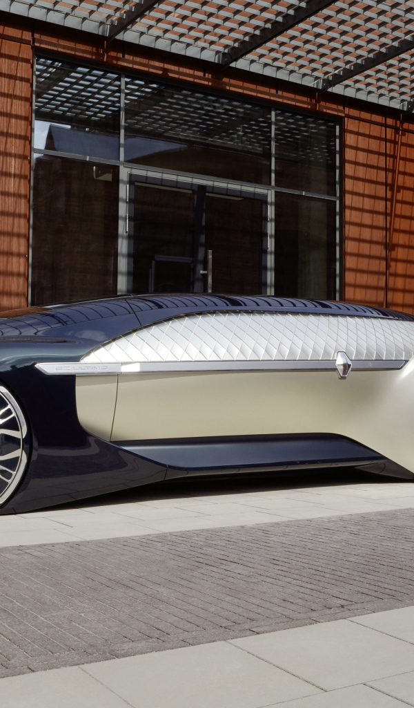 Инновационный автомобиль Renault EZ-Ultimo 2018 у здания