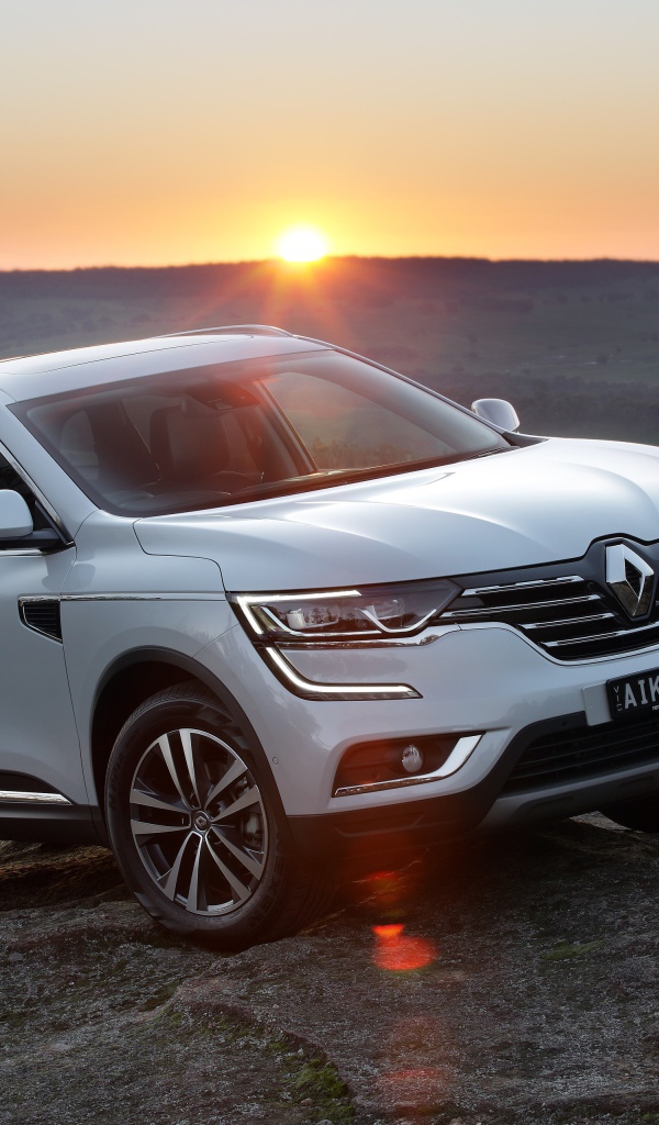 Белый внедорожник Renault Koleos, 2017 на фоне заката