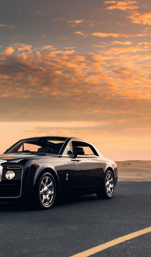 Черный Rolls Royce Sweptail  на фоне красивого неба