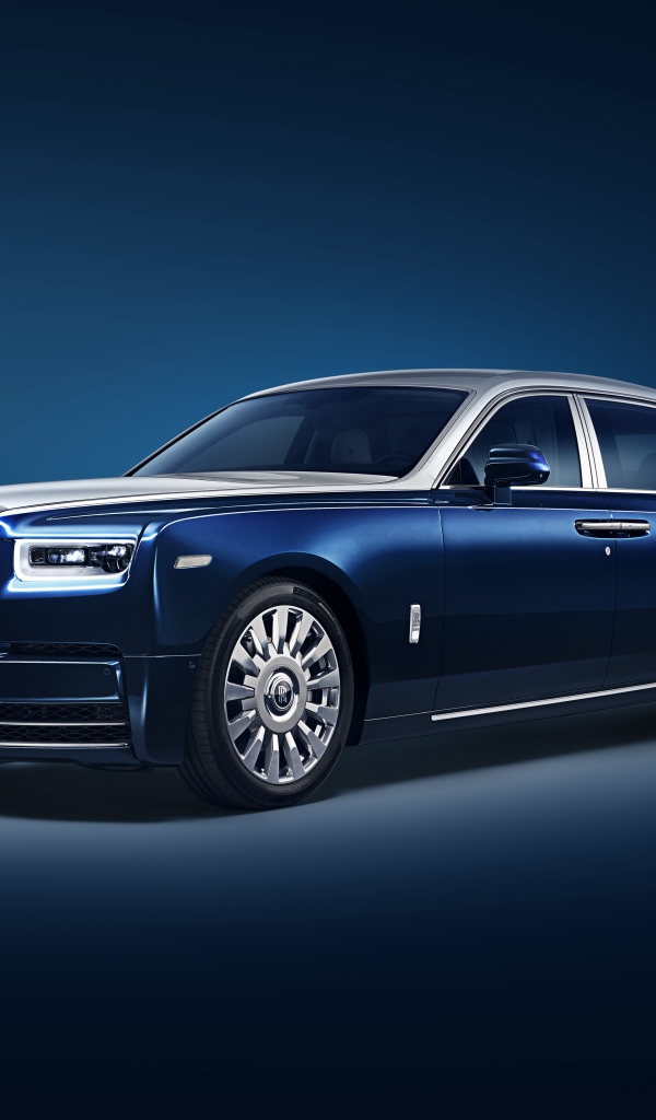 Синий автомобиль Rolls-Royce Phantom EWB 2018