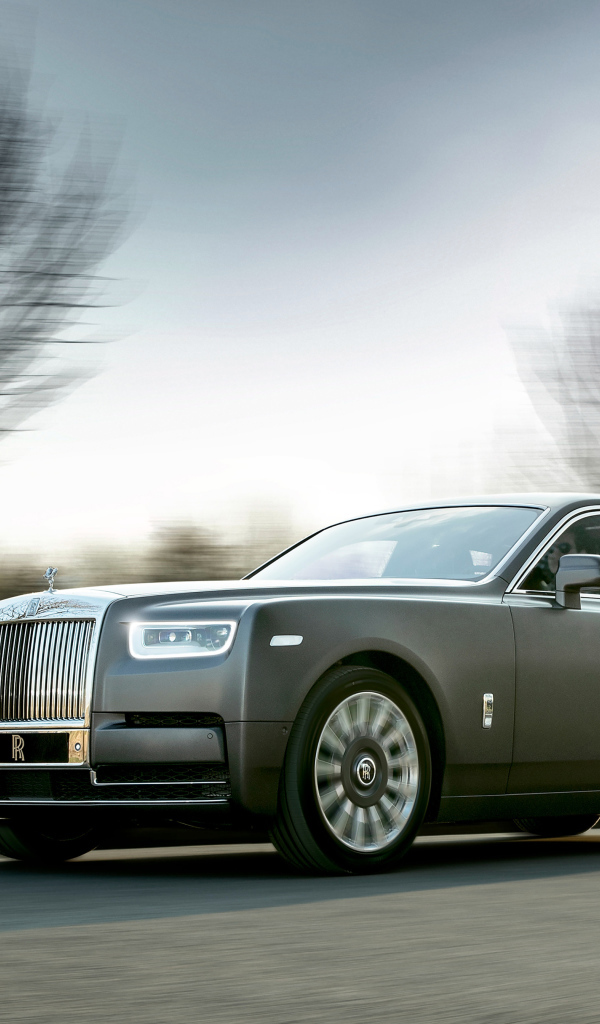 Дорогой автомобиль Rolls Royce Phantom, 2018 на скорости 