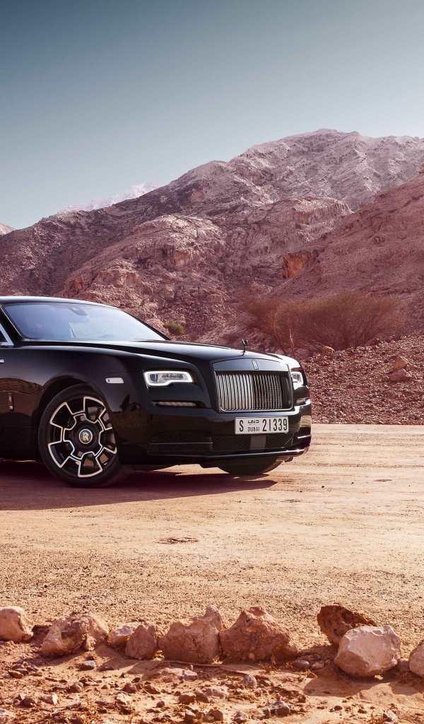 Стильный автомобиль Rolls Royce Wraith Black Badge на фоне гор