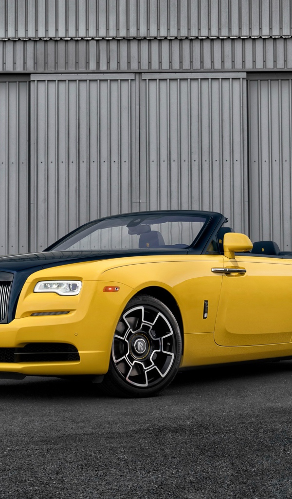 Желтый автомобиль кабриолет Rolls-Royce Dawn, 2018