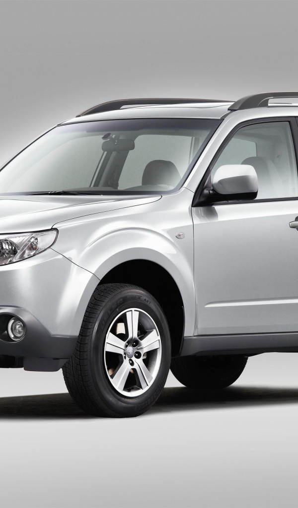 Серебристый автомобиль Subaru Legacy, 2019