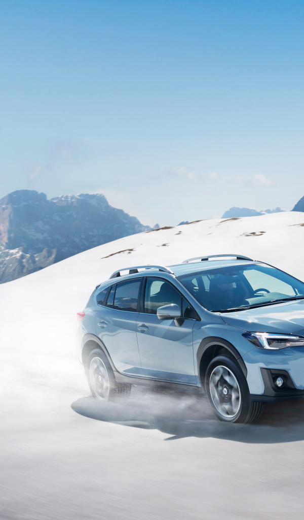 Внедорожник Subaru XV на заснеженном склоне