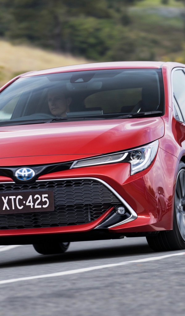 Красный автомобиль Toyota Corolla 2019 года на трассе
