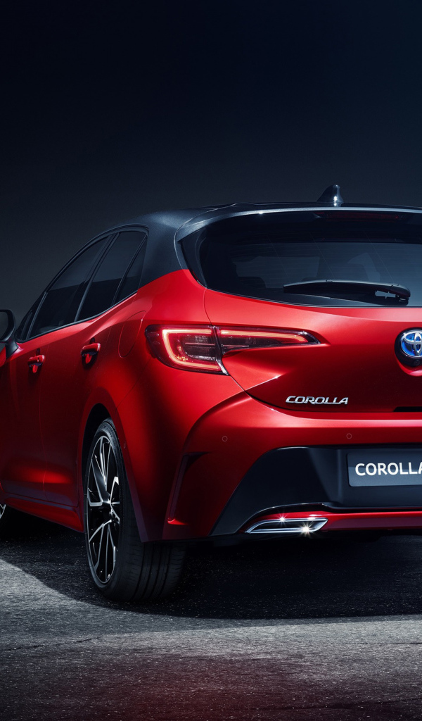 Красный автомобиль Toyota Corolla Hybrid, 2018 года вид сзади