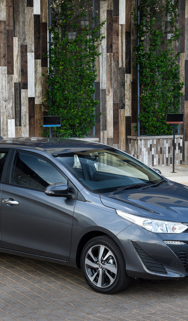 Серебристый автомобиль Toyota Yaris, 2018