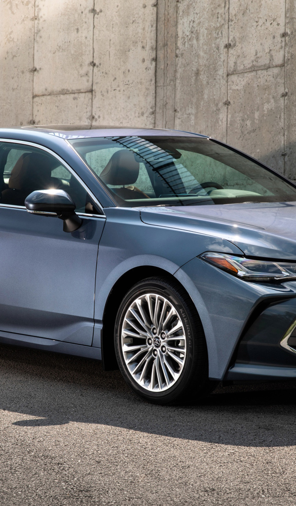 Стильный серебристый автомобиль Toyota Avalon, 2019