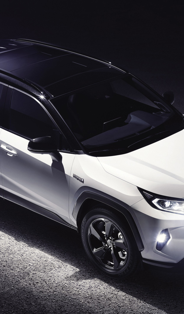 Белый внедорожник Toyota RAV4, 2019