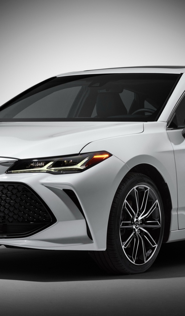 Белый автомобиль Toyota Avalon Touring, 2019 на сером фоне