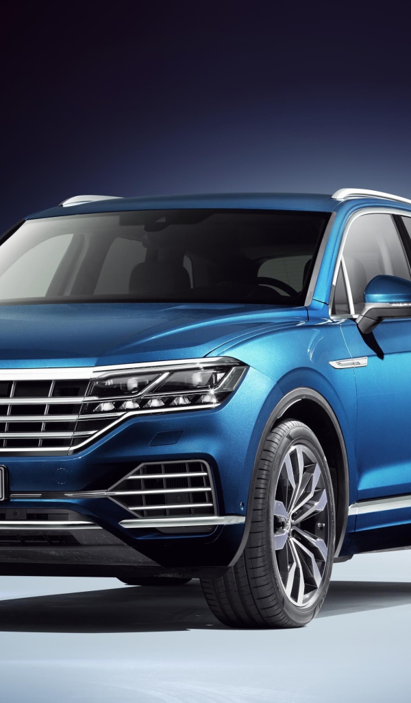 Синий автомобиль Volkswagen Touareg 2019 года