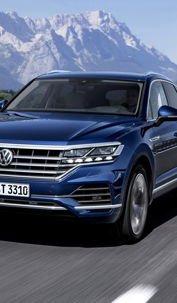 Синий автомобиль Volkswagen Touareg,  2018 на трассе 
