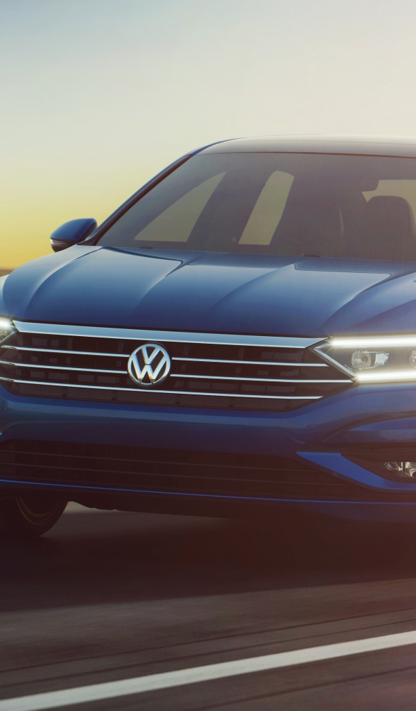 Синий автомобиль Volkswagen Jetta, 2019 на трассе