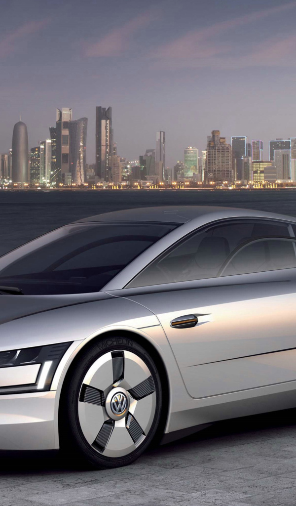 Автомобиль Volkswagen XL1 Concept,  2018 на фоне города