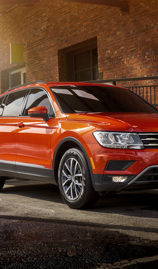 Красный внедорожник Volkswagen Tiguan, 2018 года в городе