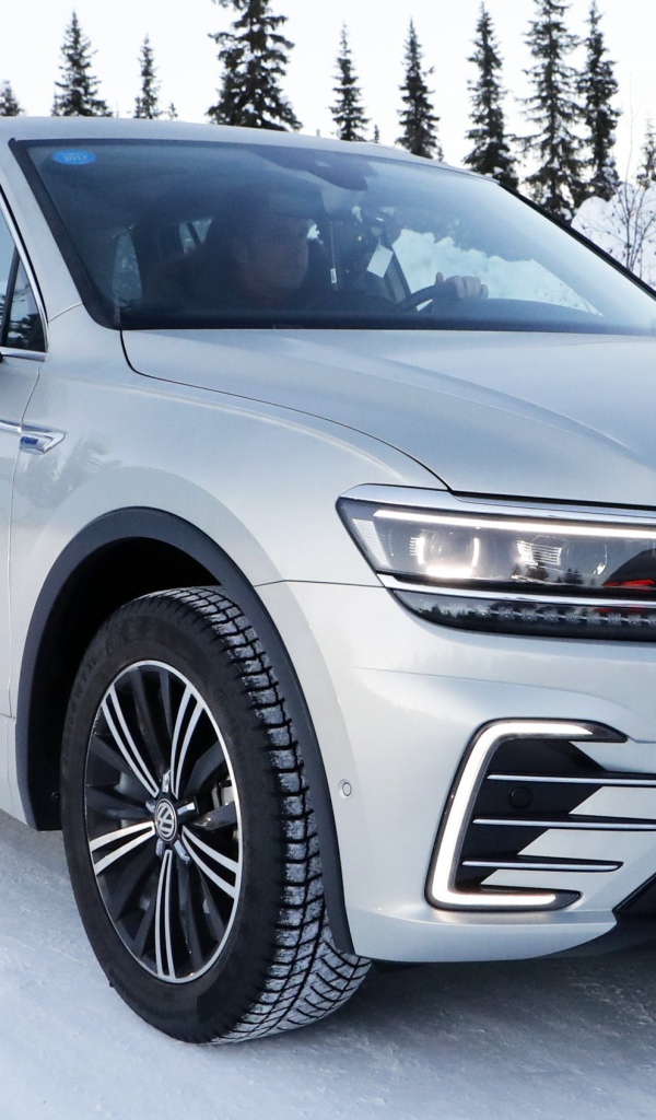 Серебристый внедорожник Volkswagen Tiguan, 2019 года на снегу