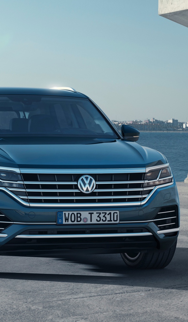 Стильный немецкий автомобиль Volkswagen Touareg 2018