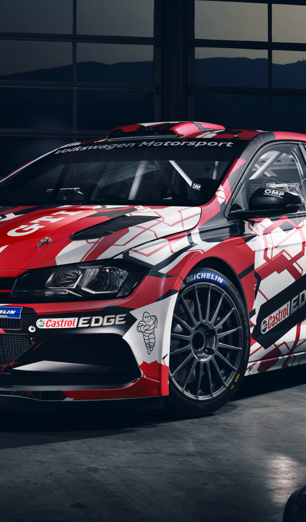Спортивный автомобиль Volkswagen Polo GTI R5 в гараже