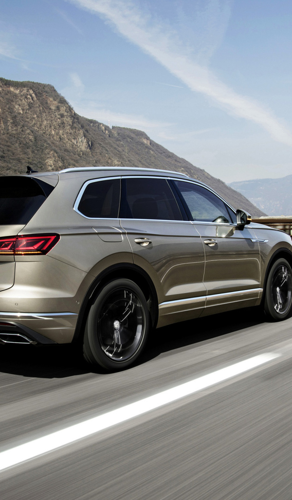 Автомобиль Volkswagen Touareg, 2018 года на трассе