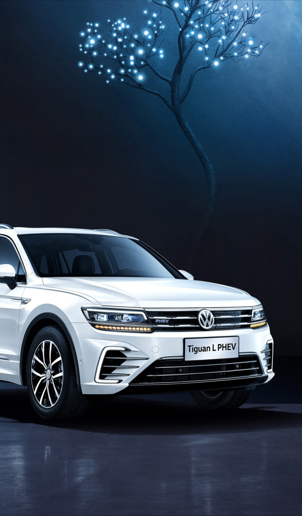 Белый внедорожник Volkswagen Tiguan L PHEV, 2018