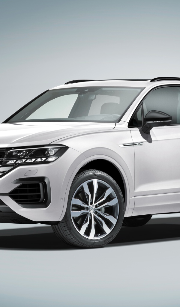 Белый автомобиль Volkswagen Touareg 2018 R-Line