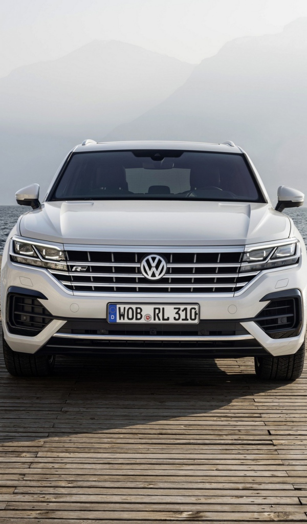 Белый автомобиль Volkswagen Touareg, 2018 года на мосту