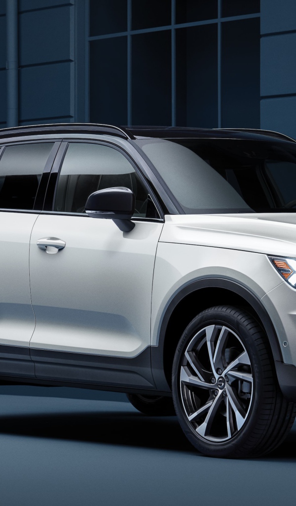 Белый внедорожник Volvo XC40, 2019