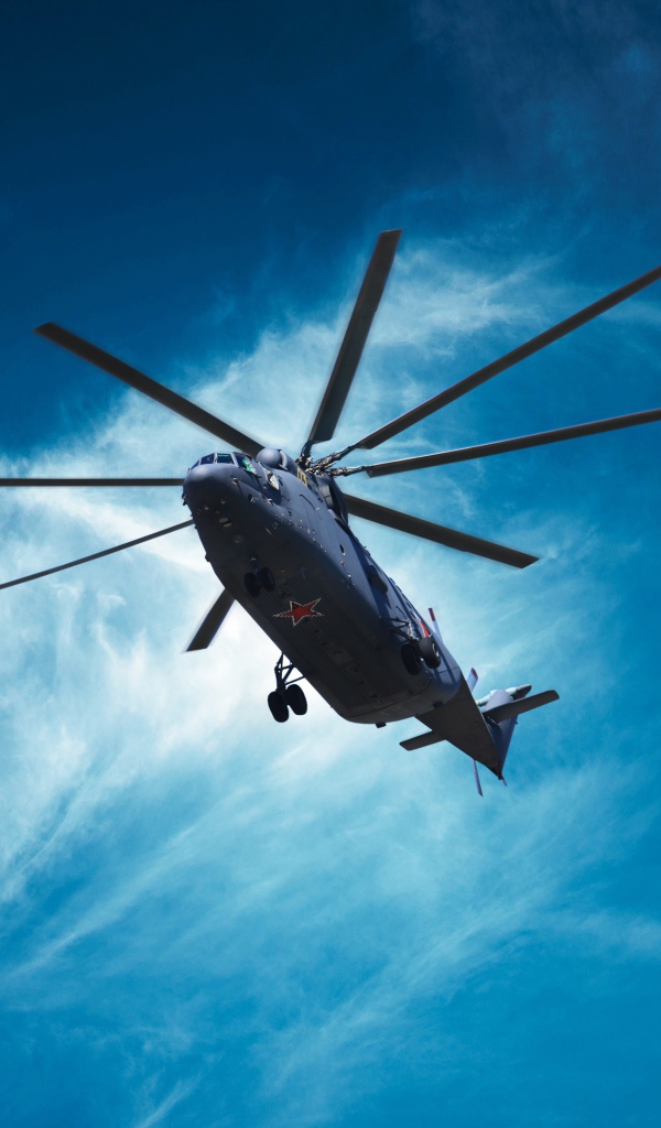 Военный вертолет Mil Mi-26 в голубом небе