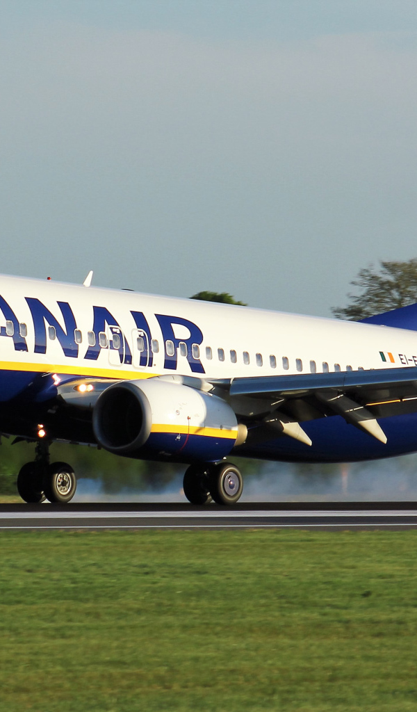 Пассажирский самолет авиакомпании RYANAIR