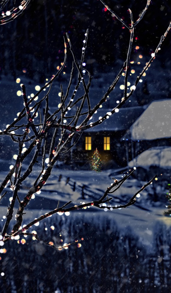 Красивые украшенные деревья на Рождество в деревне зимой