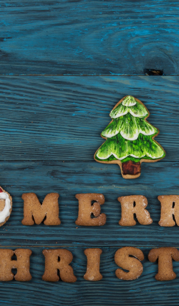 Печенье с надписью Merry Christmas на голубом столе