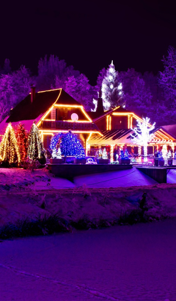 Дом красиво украшен на Рождество 