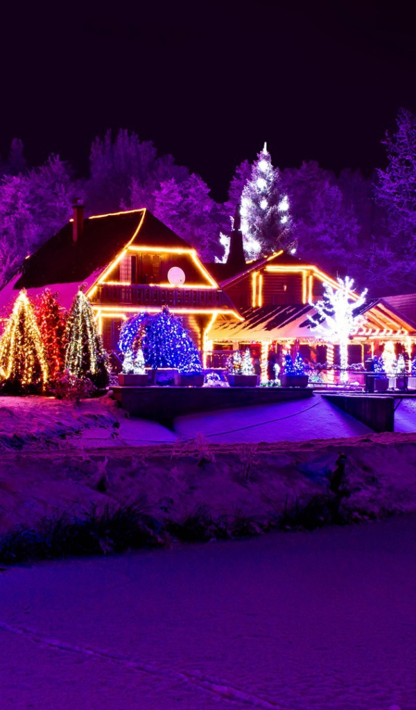 Дом красиво украшен на Рождество 