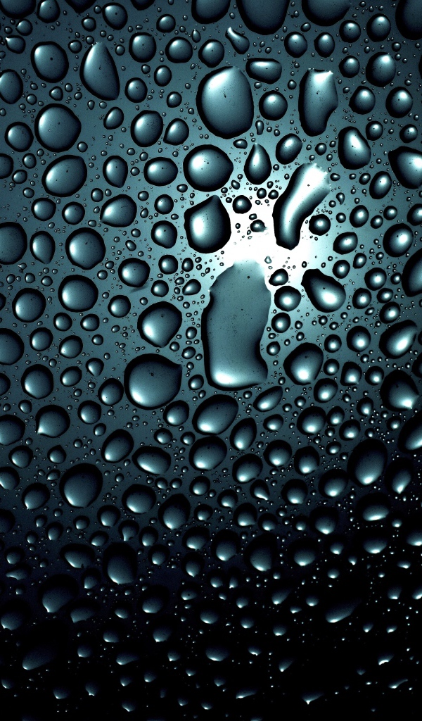 Много капель воды на черном фоне