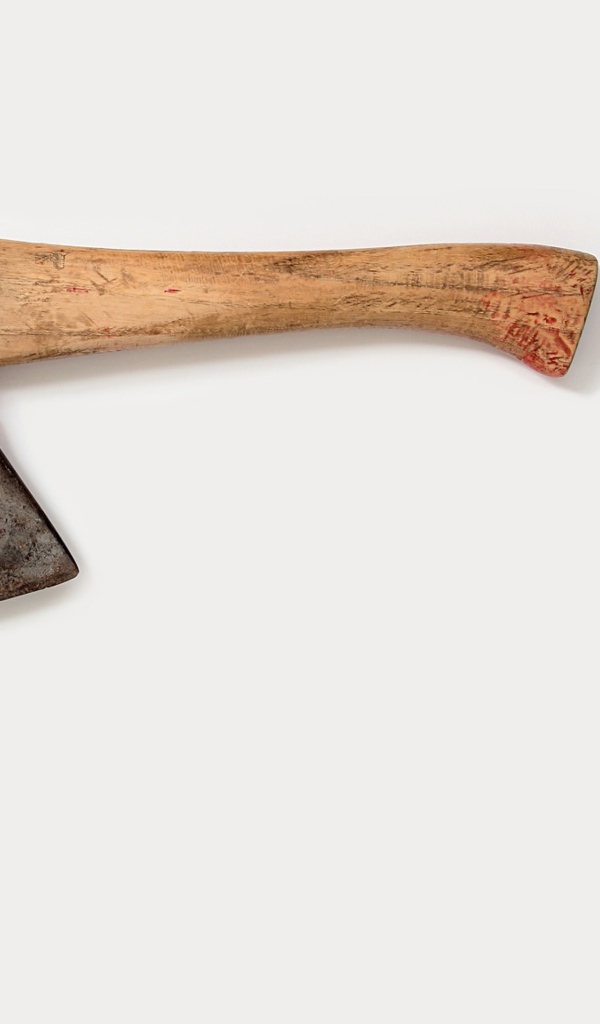 Топор с бантиком на сером фоне