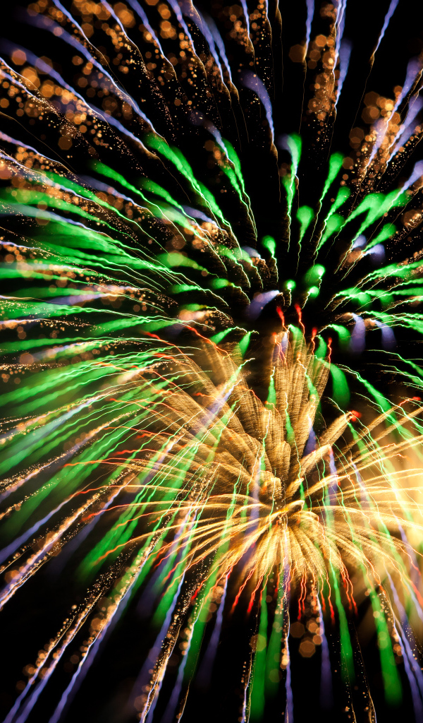 Красивые разноцветные искры праздничного салюта на черном фоне