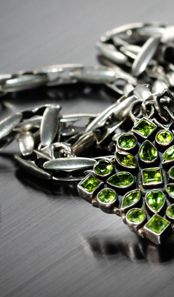 Красивое украшение с камнями на сером фоне