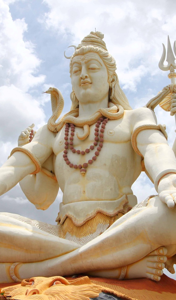 Большая красивая статуя Шивы