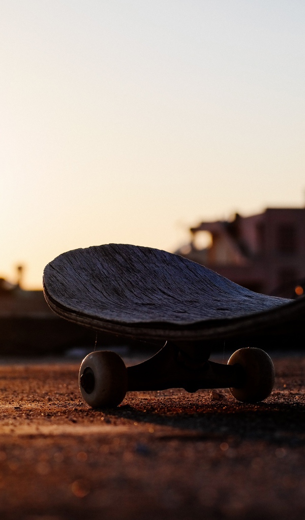 Доска для скейтборда на фоне заката