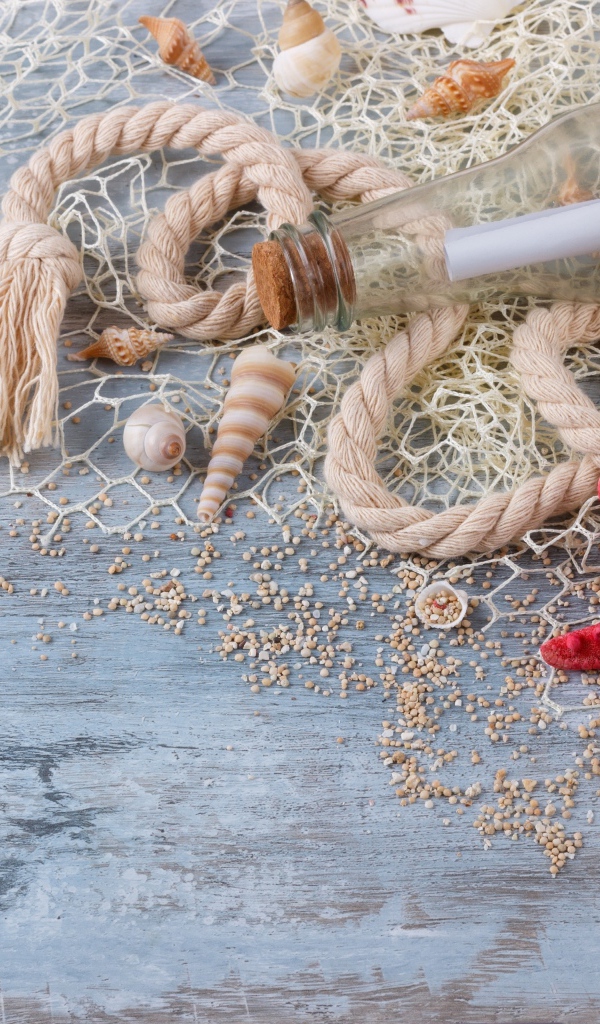 Бутылка с запиской, ракушки, сетка, канат и красная морская звезда 