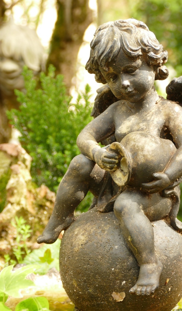 Бронзовая статуя ангела в парке