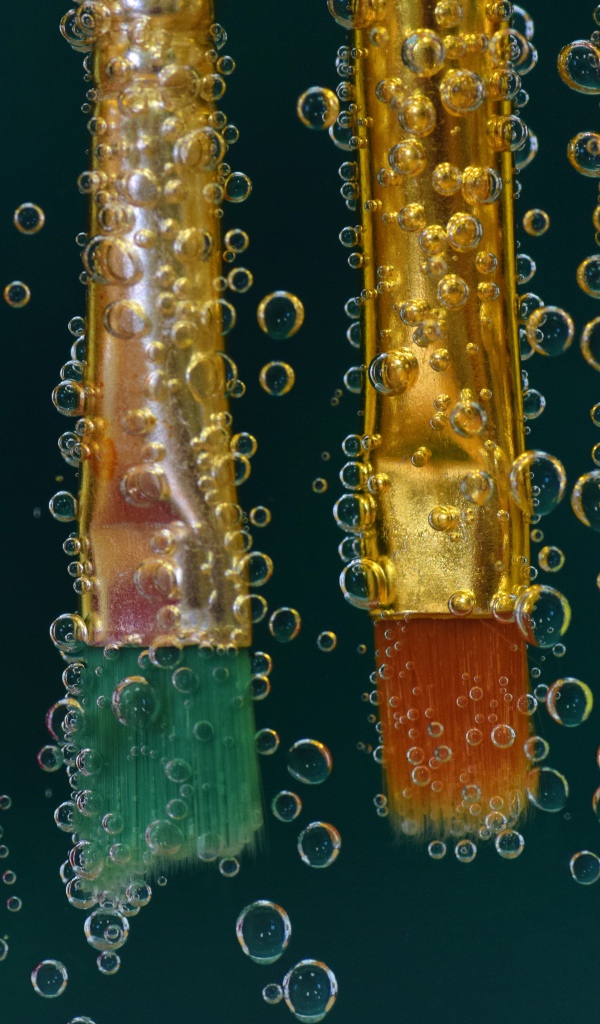 Кисточки в воде в пузырьках