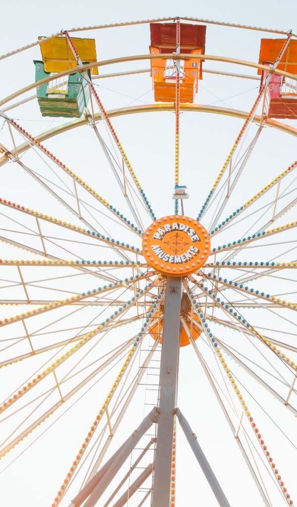 Карусель колесо обозрения на сером фоне