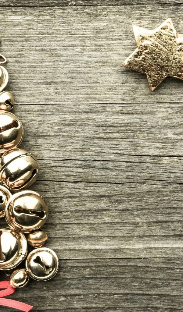 Елка из колокольчиков на деревянном фоне