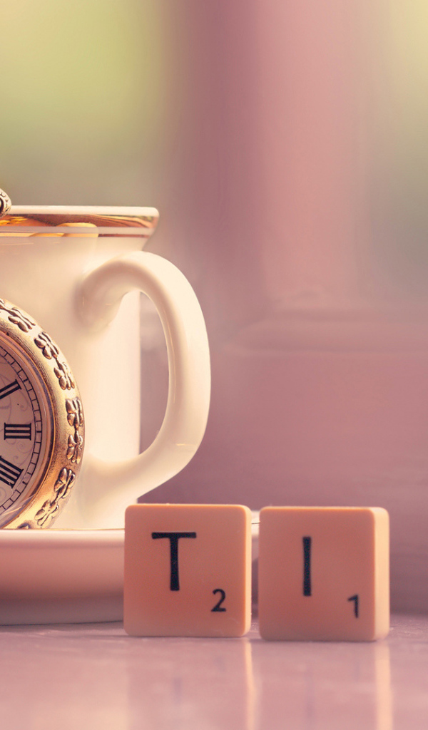 Часы с чашкой на столе с кубиками 